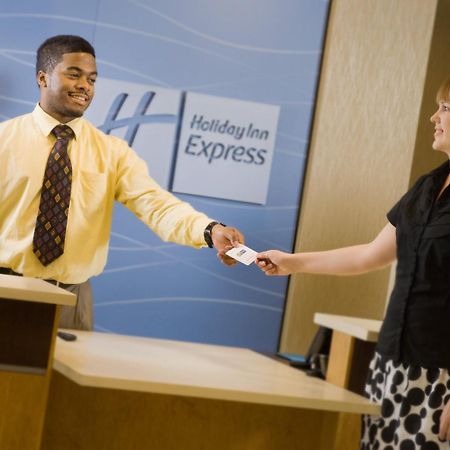 Holiday Inn Express & Suites Alexandria - Fort Belvoir By Ihg Экстерьер фото