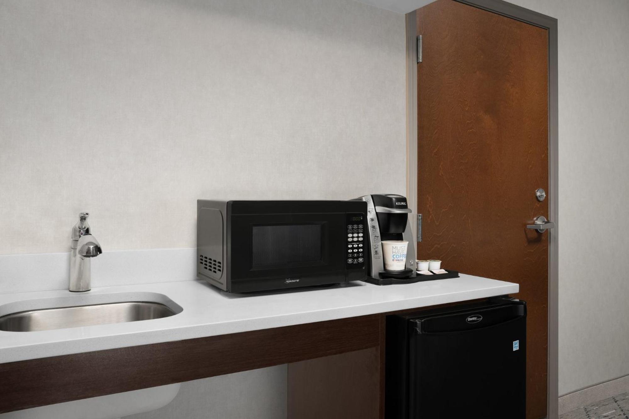 Holiday Inn Express & Suites Alexandria - Fort Belvoir By Ihg Экстерьер фото