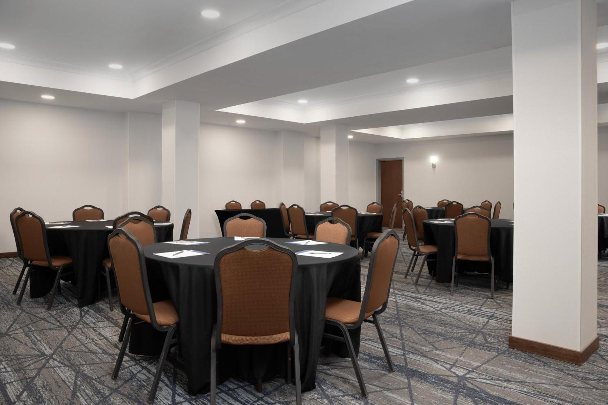 Holiday Inn Express & Suites Alexandria - Fort Belvoir By Ihg Экстерьер фото