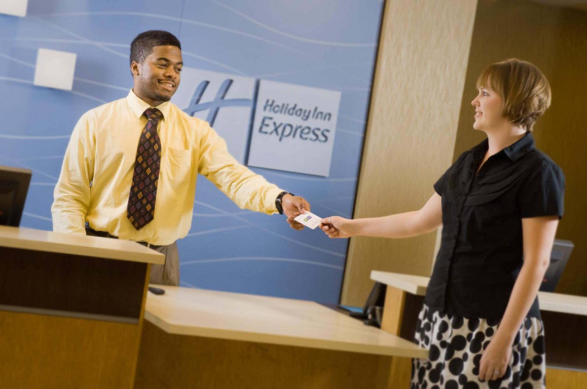 Holiday Inn Express & Suites Alexandria - Fort Belvoir By Ihg Экстерьер фото